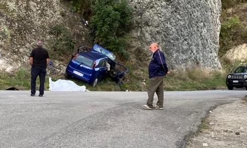 Caulonia, auto contro una parete rocciosa. Muoiono due donne