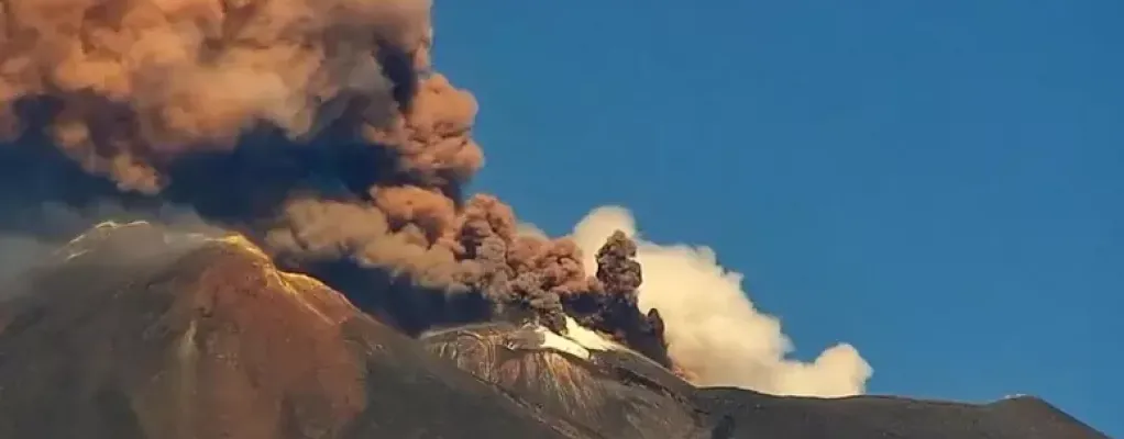 L’Etna ferma l’aeroporto di Catania: stop ai voli