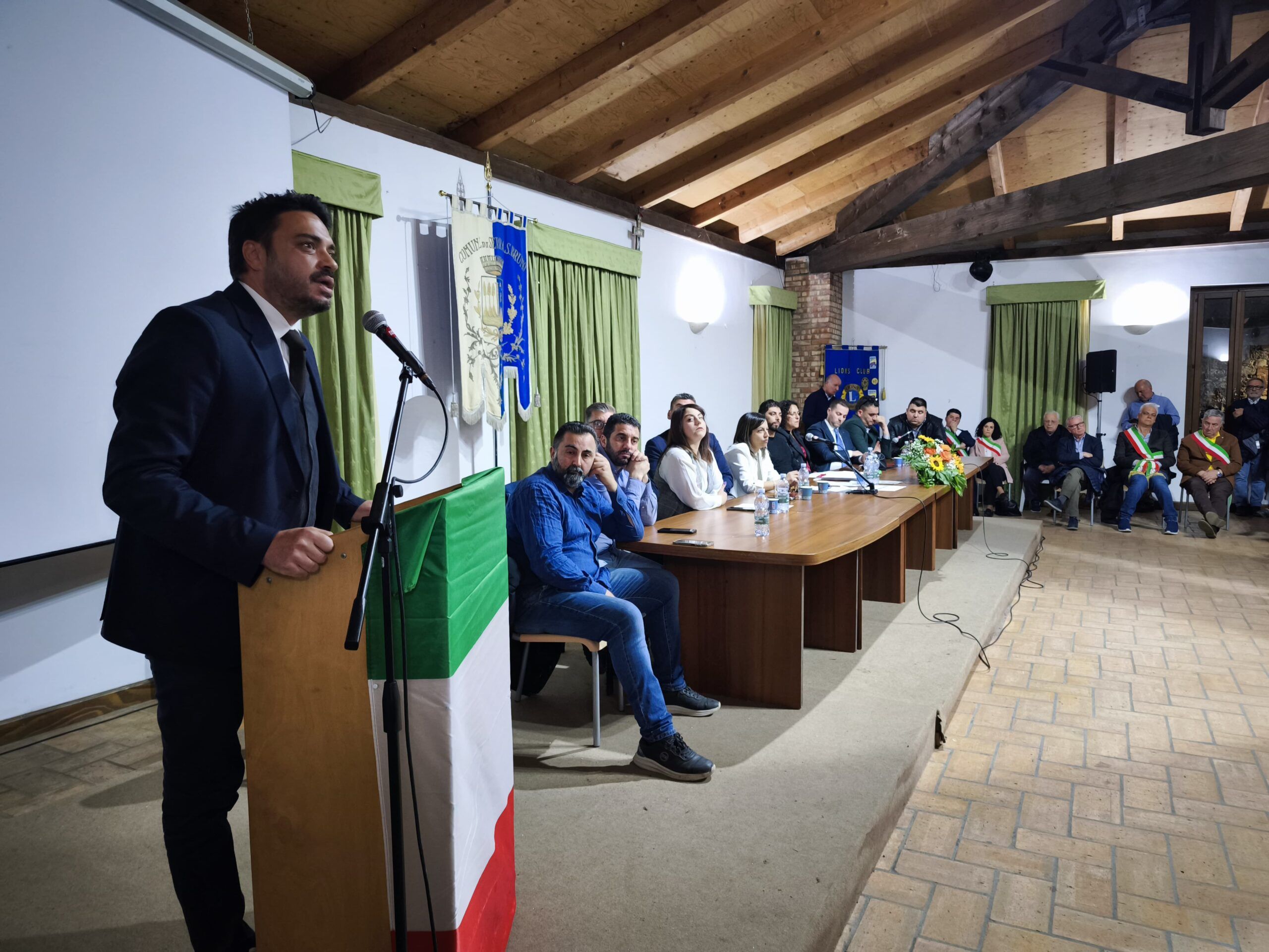 Intimidazione al sindaco Barillari, a Serra San Bruno consiglio comunale aperto. «Un atto vigliacco, chi sa parli» – FOTO