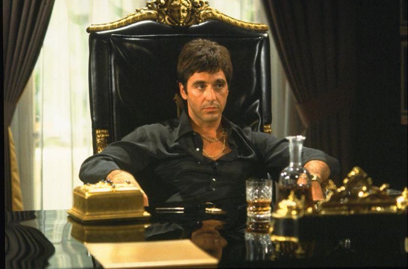 Boss delle ‘ndrine a Milano con il trono da Scarface