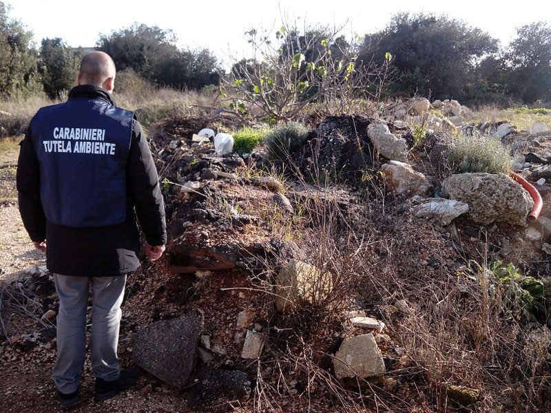 Vibo, le case a ridosso della megadiscarica abusiva