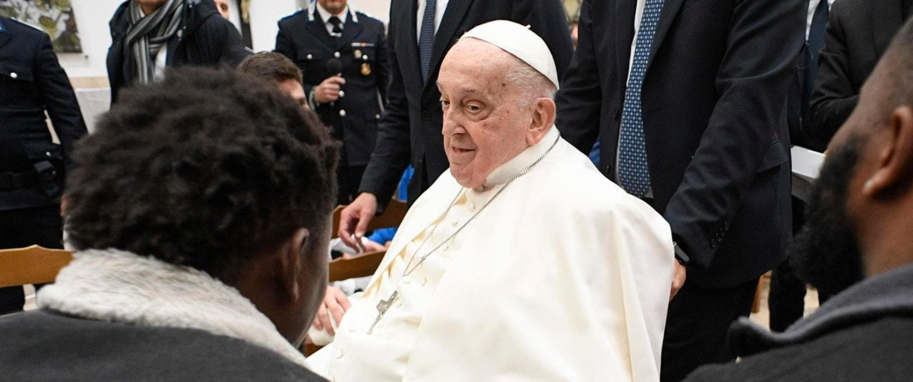 Papa Francesco a sorpresa a San Pietro prima della veglia
