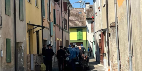 accoltella la moglie e scappa