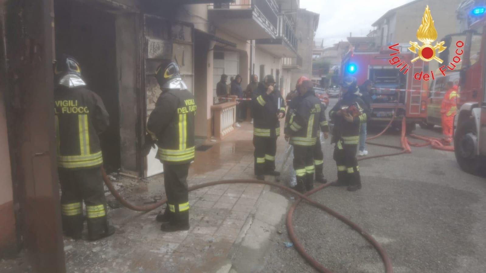 Magazzino in fiamme a Spezzano Albanese, due persone salvate dai vigili del fuoco – FOTO
