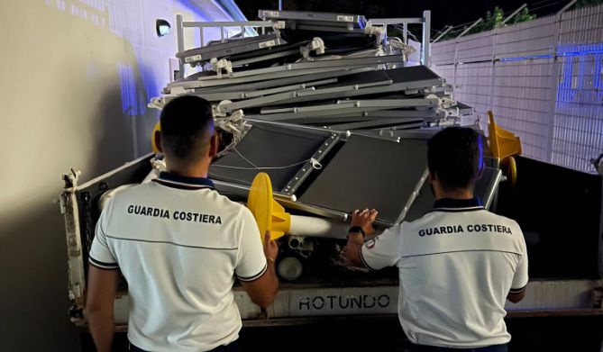 Guardia costiera sequestra attrezzature balneari sulla “Costa degli Dei”