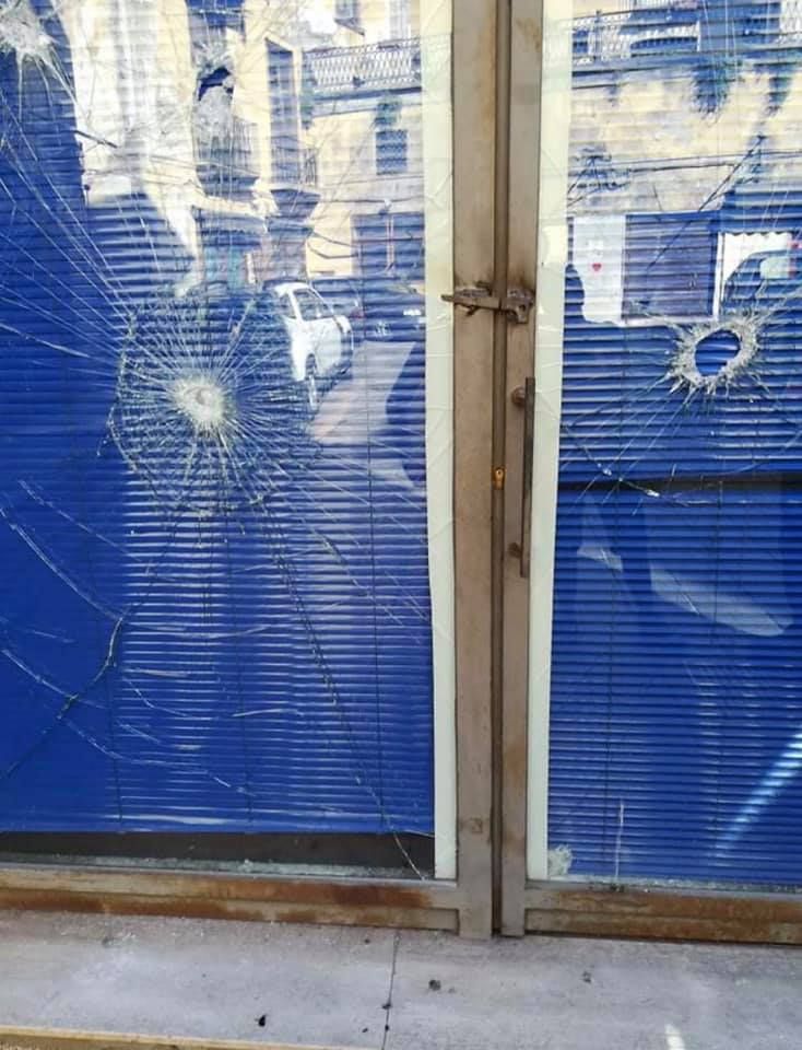 Danneggiato il portone di ingresso della nuova sede di Onco Med. «Non sappiamo se riusciremo ad andare avanti»