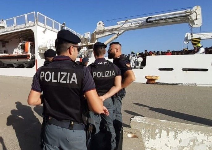 Immigrazione clandestina, maxi blitz della polizia a Crotone e Cosenza: 93 indagati – VIDEO