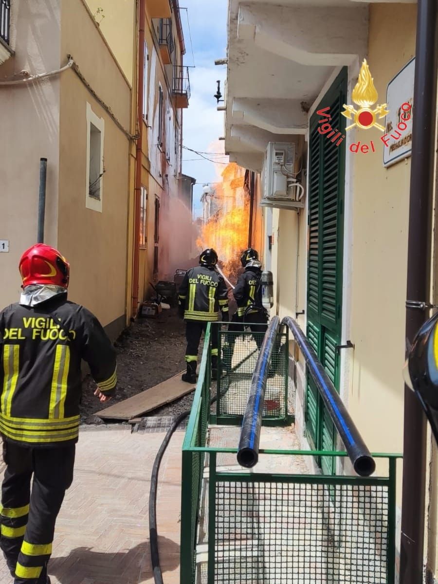 Paura a Settingiano, esplode incendio dopo una fuga di gas – FOTO
