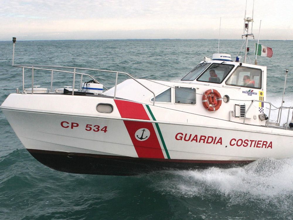 Surfista disperso, rintracciato dalla Guardia costiera