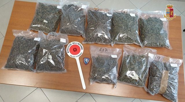 In viaggio sull'A2 con cinque chili di marijuana: due arresti