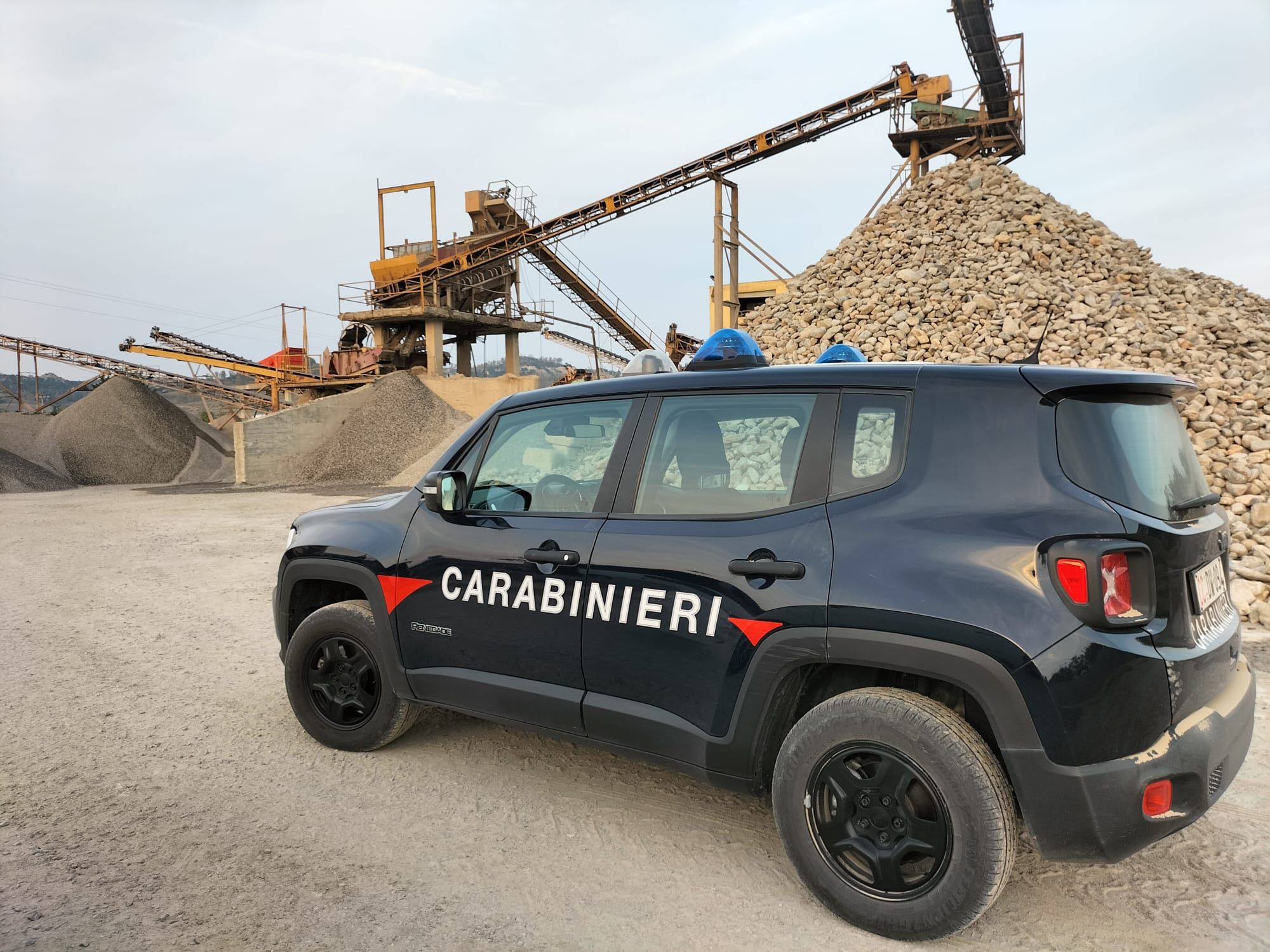 Rubava inerti dal fiume Neto, arrestato un operaio nel Crotonese