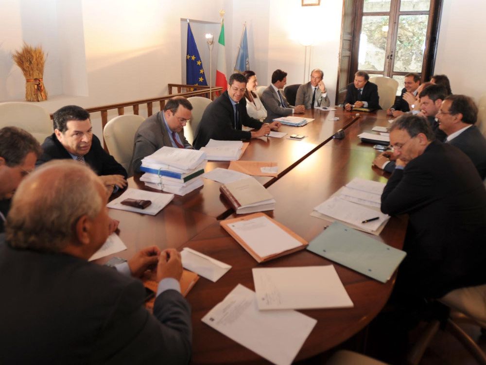 Tre consulenti per tagliare le consulenze