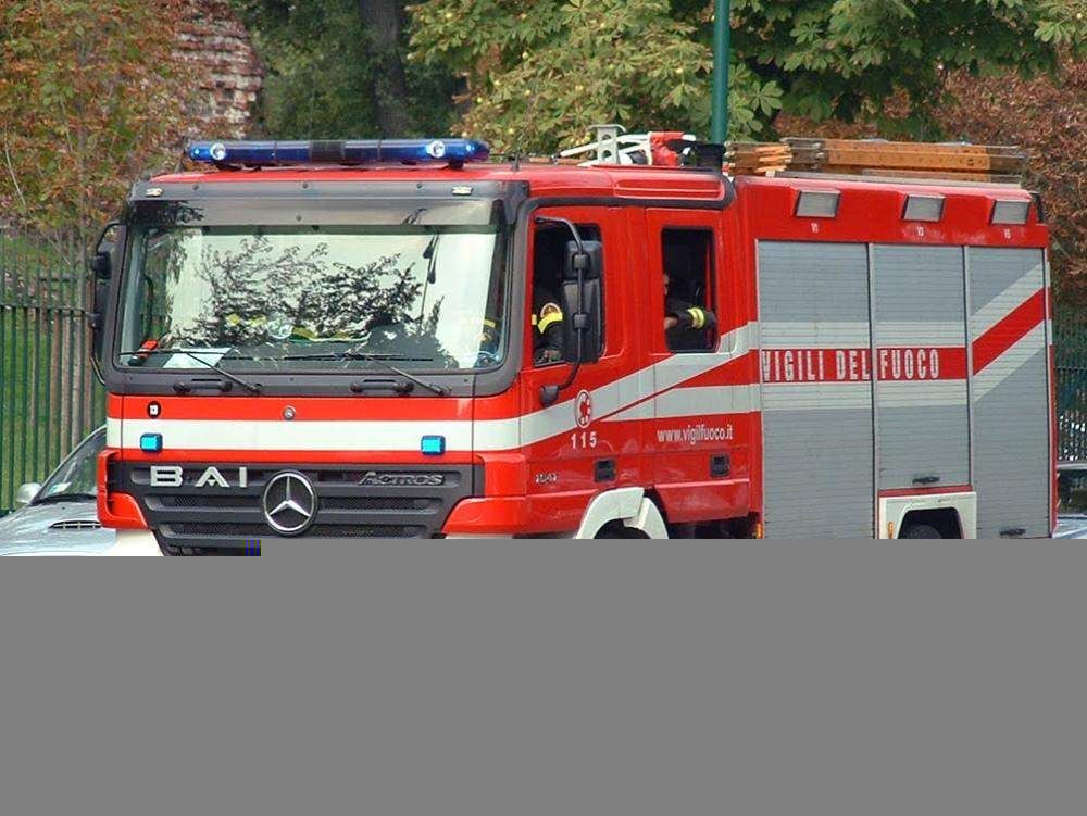 Incendio distrugge mezzi e balle fieno in un'azienda agricola