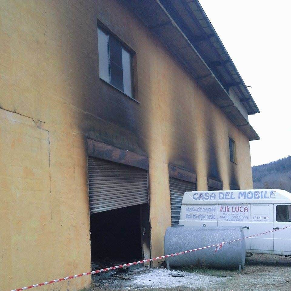 Mobilificio in fiamme nel Vibonese