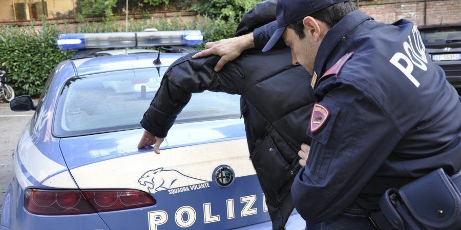 Urla «sono un profeta di Allah» e aggredisce gli agenti