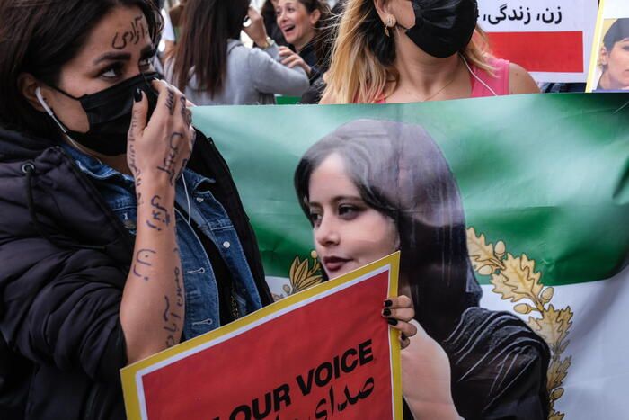 In Iran quarta settimana di proteste. Ucciso un uomo