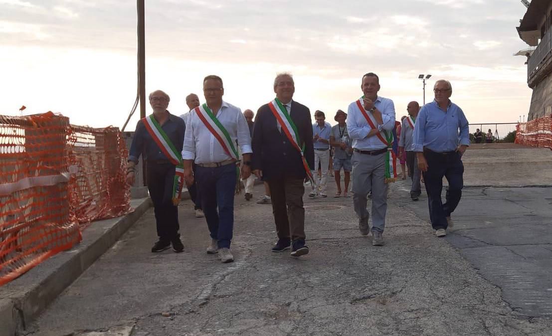La "marcia" dei sindaci sul porto di Diamante