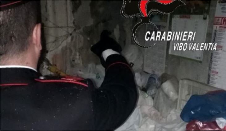 Madre e figlia vivevano tra i rifiuti nel Vibonese, denunciata 32enne – VIDEO