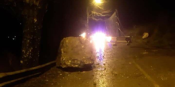 «Tragedia sfiorata sulla Ss 19 per la caduta di un masso». I sindaci denunciano Anas