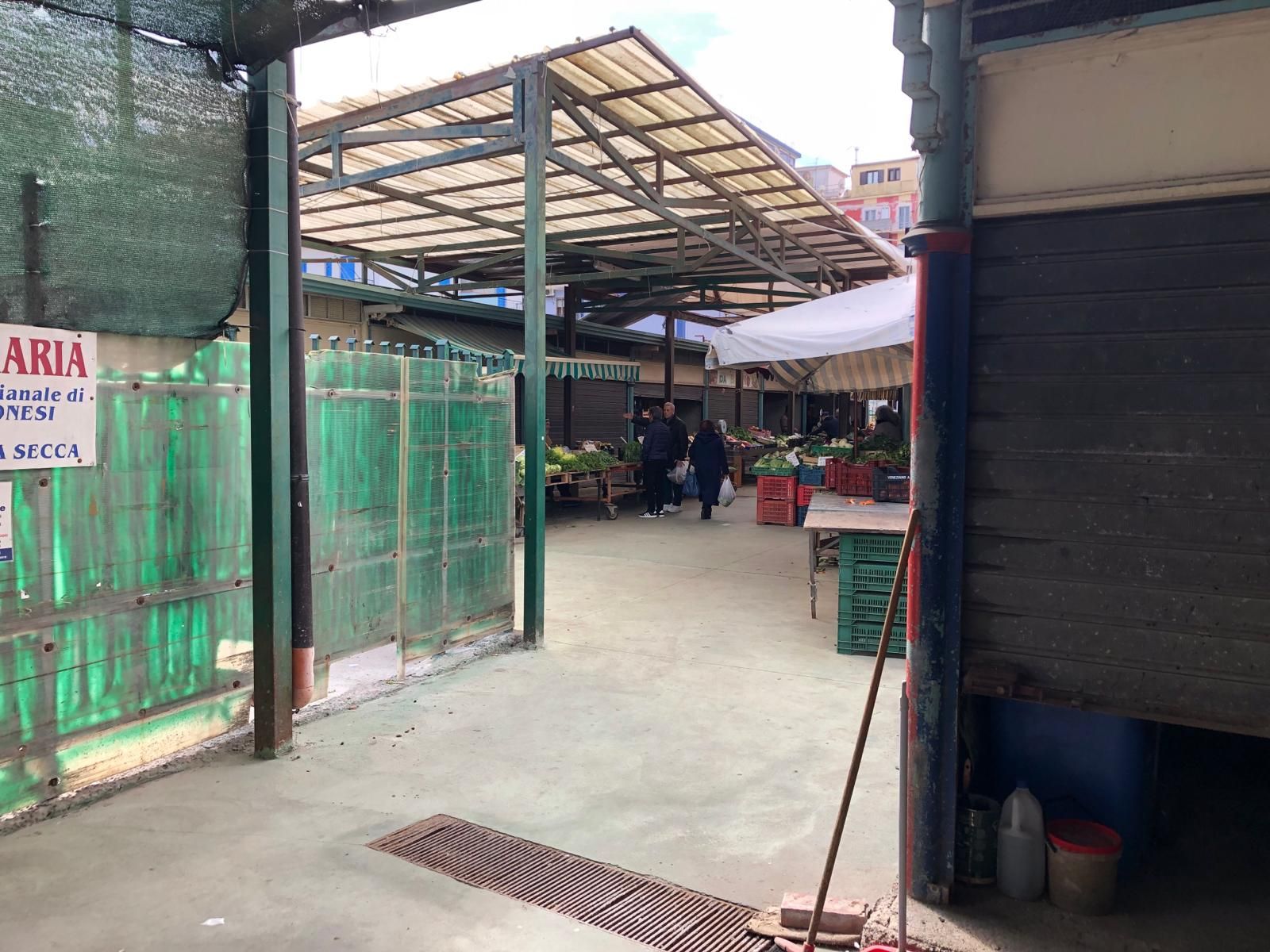 Crotone, il mercatino di via Manna a rischio chiusura per carenze igienico sanitarie