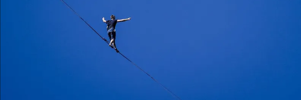 Al via l’impresa di Jaan Roose, attraversa lo Stretto Messina su una fune