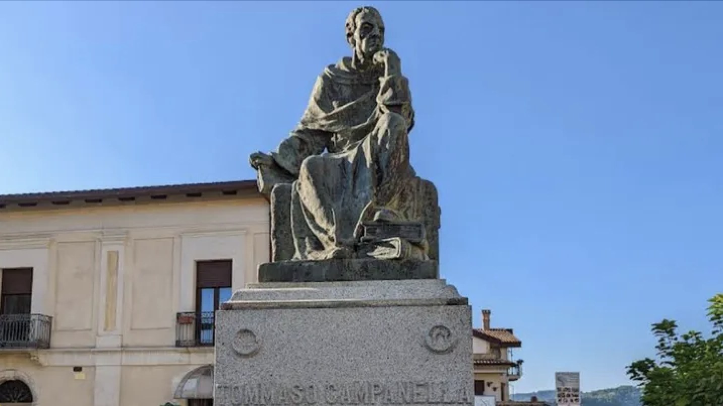Avviata una raccolta fondi per restaurare la statua di Tommaso Campanella a Stilo
