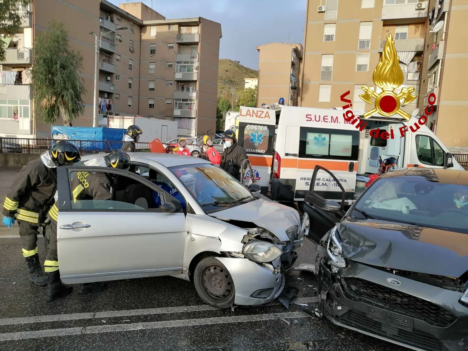 Incidente tra due auto a Catanzaro, tre feriti