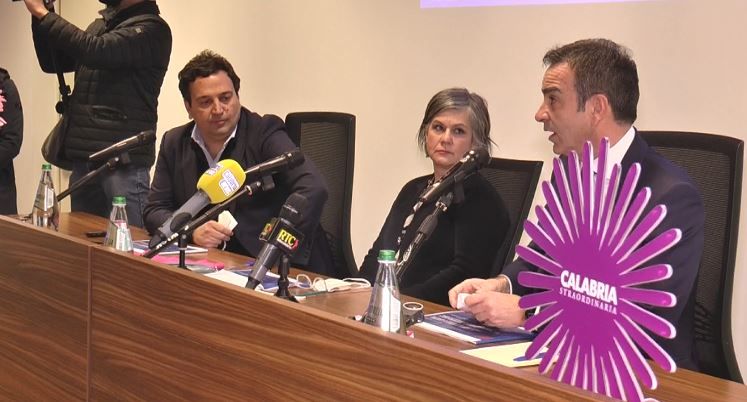 Caso gadget, il Pd attacca Occhiuto: «Spieghi perché ha affidato la promozione turistica alla Film Commission»