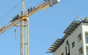 Operai su una gru, la protesta si fa più dura