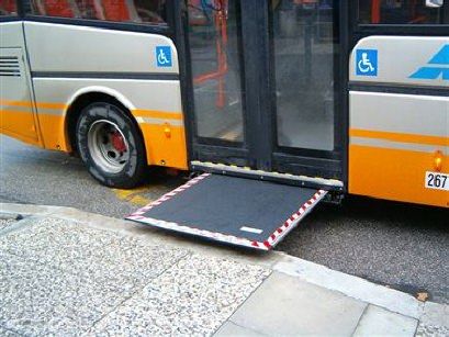 Un bus "speciale" per la gita del bimbo disabile