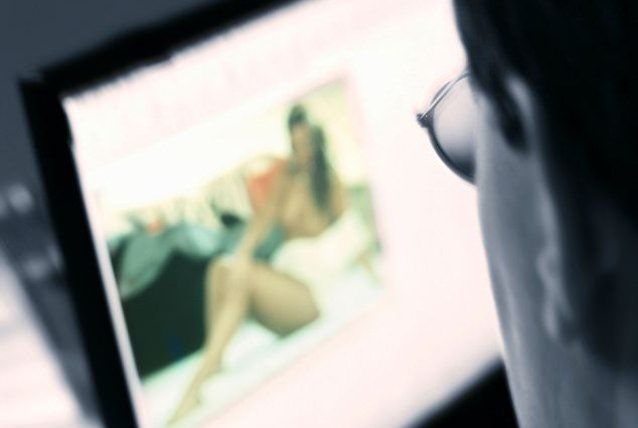 Minacciava di pubblicare foto osé, 61 vittime