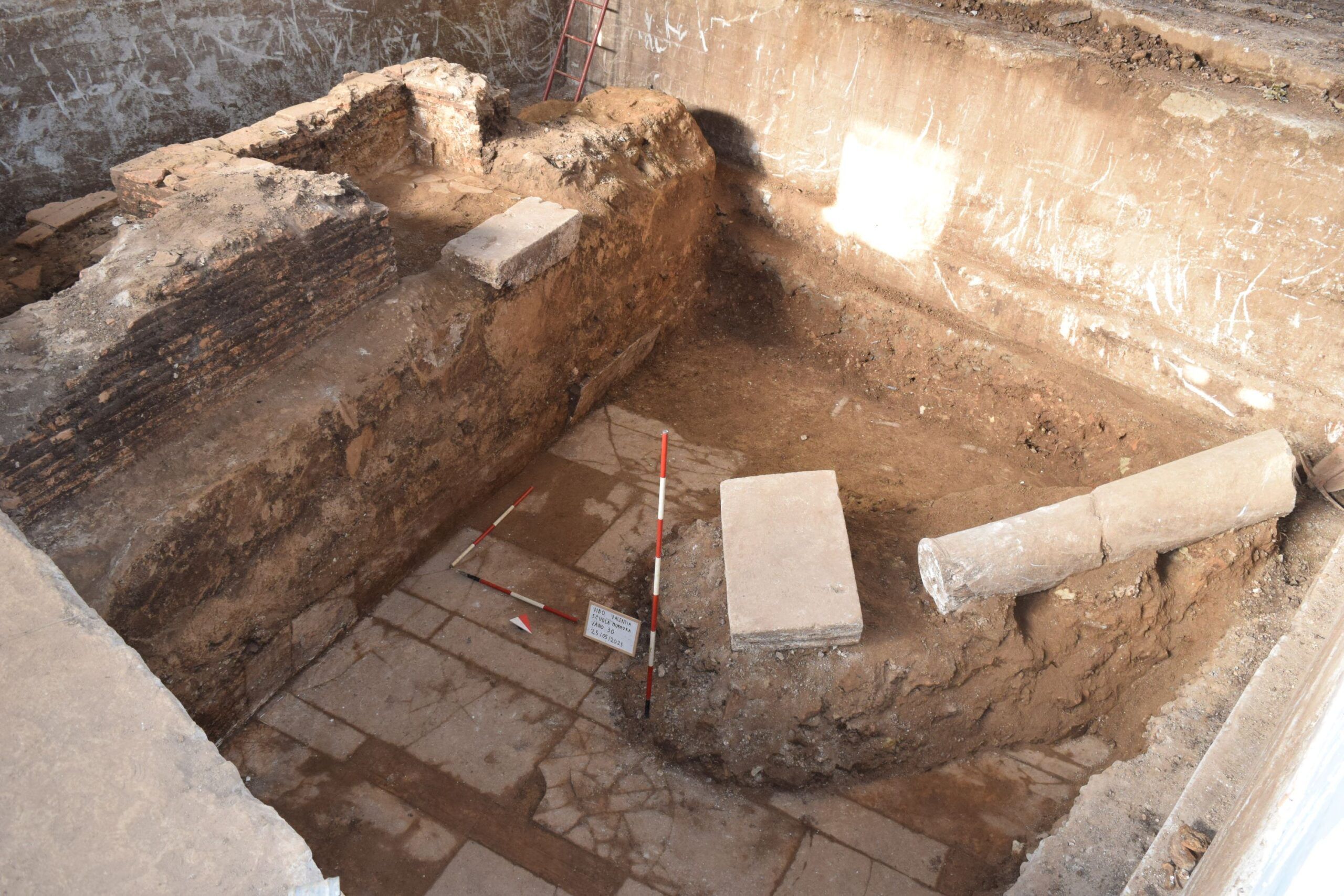 Scavi archeologici a Vibo, portati alla luce reperti e manufatti murari – FOTO