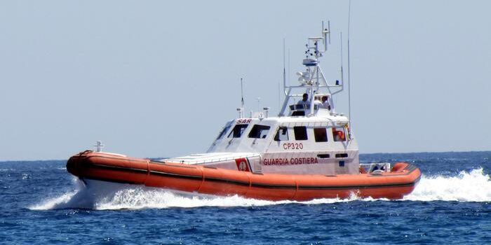 Padre annega tra le onde: un figlio disperso, l’altro in salvo