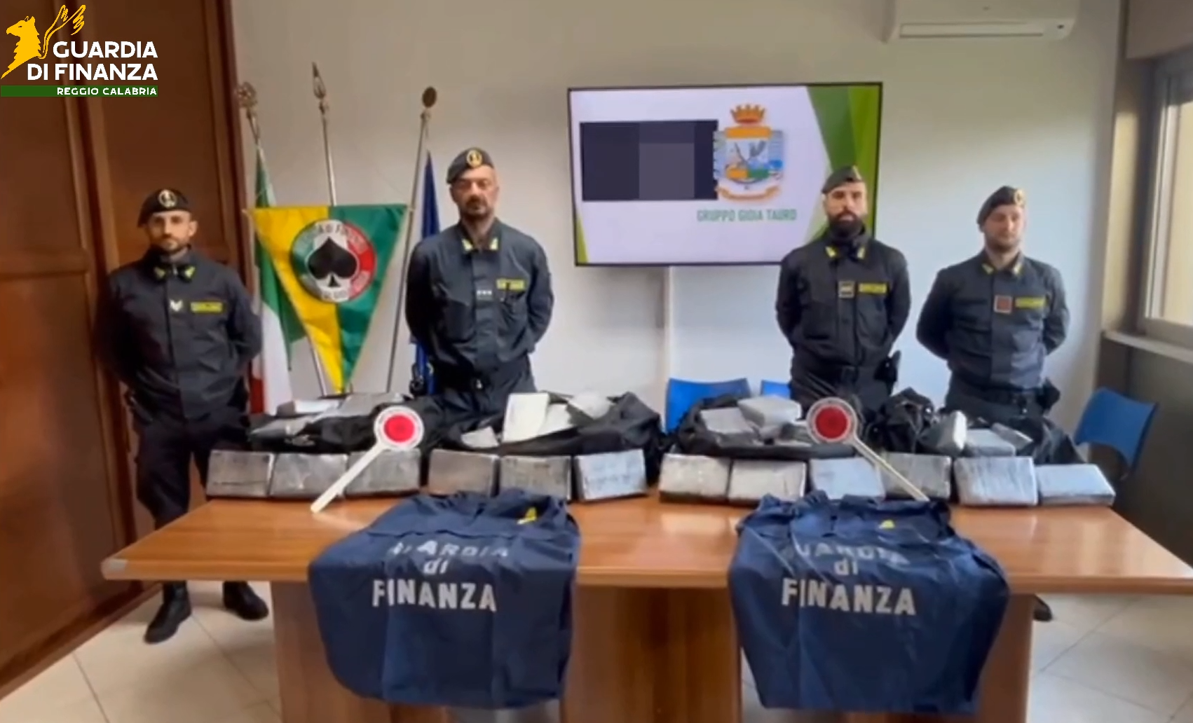 Maxi sequestro al porto di Gioia Tauro: 228 chilogrammi di cocaina. Arrestati 2 portuali – VIDEO