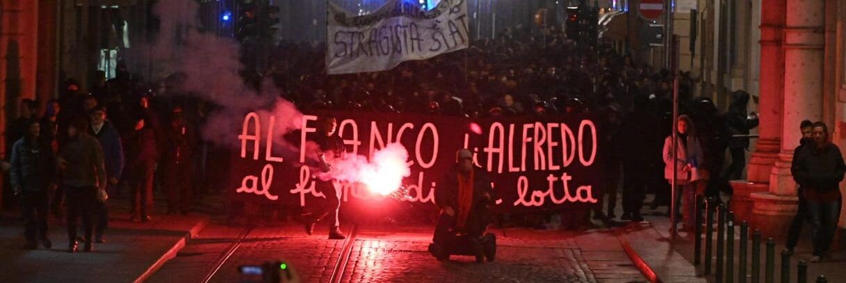 Guerriglia a Torino per Cospito. «Alfredo non deve morire»