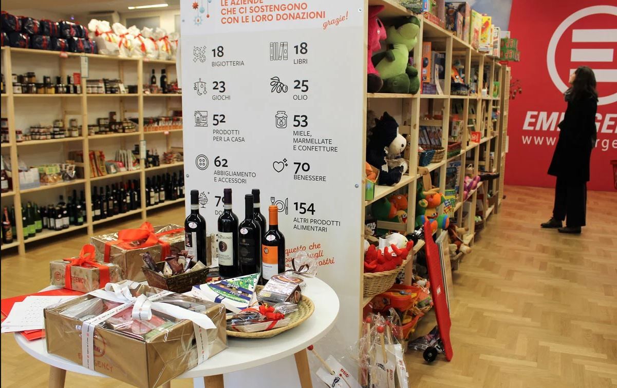 Doni natalizi solidali a Catanzaro, dal 26 apre il negozio di Emergency