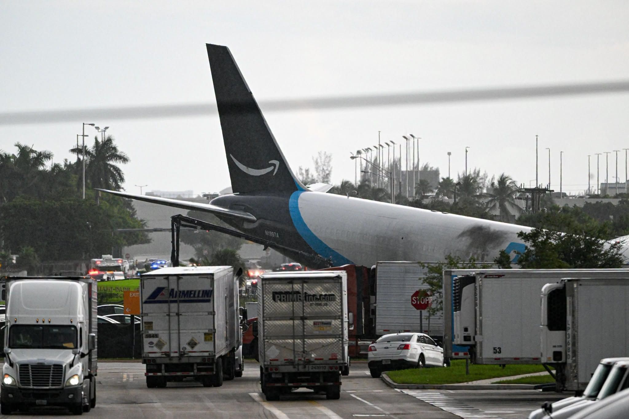 Miami, aereo cargo Amazon prende fuoco: 5 morti