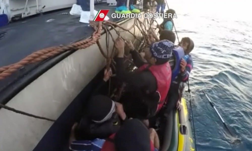 Nuovo sbarco di migranti: in 100 su una barca a vela a Roccella