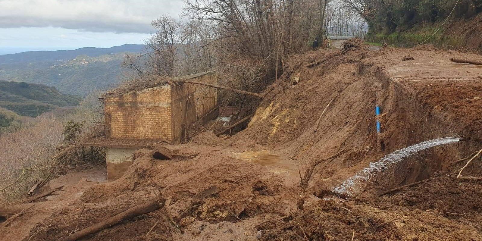 Tragedia a Reggio, frana si abbatte sulla strada e travolge un’auto: c’è una vittima