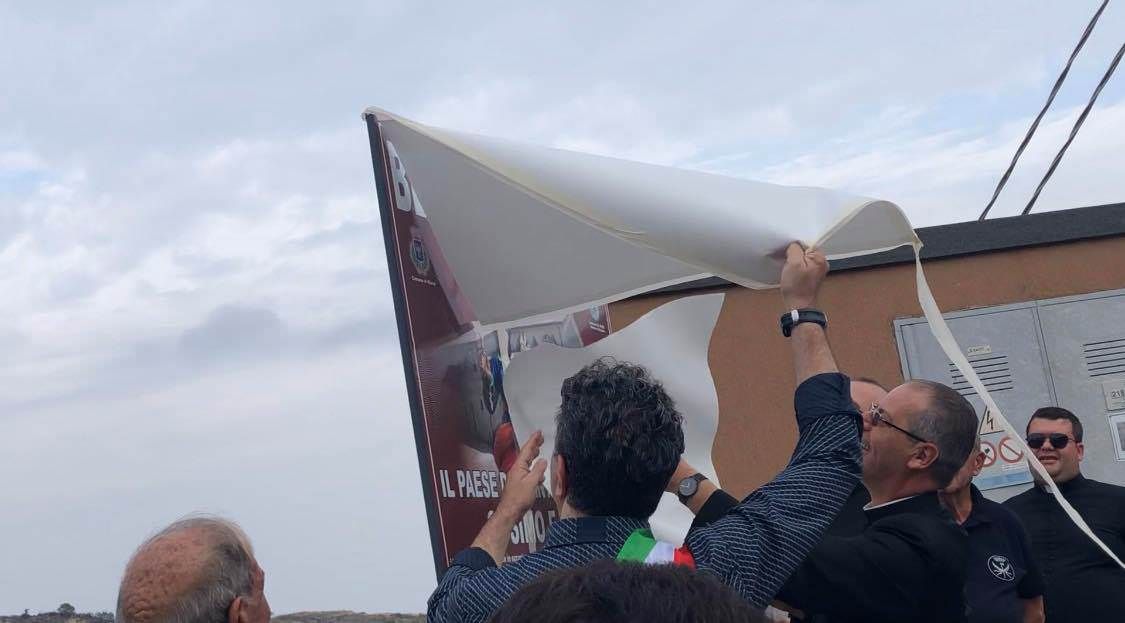 Riace non è più «il paese dell’accoglienza». Rimosso il cartello