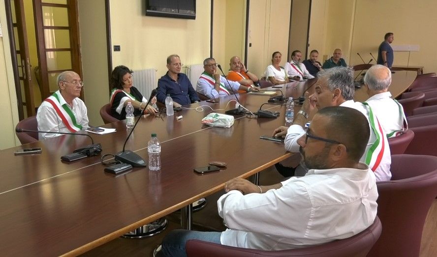 La rabbia dei sindaci cosentini. «Umiliati da chi sta realizzando il terzo Megalotto della Ss 106» – FOTO E VIDEO