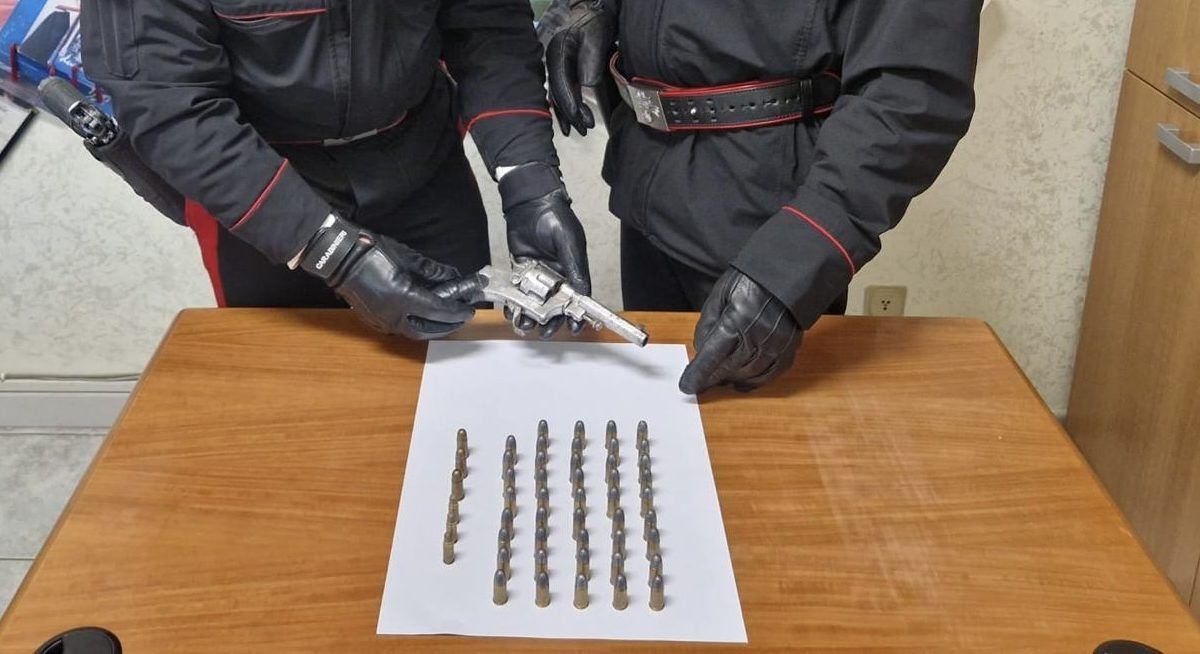 Revolver sottovuoto e 50 cartucce nel casolare: arrestato un pensionato di 84 anni in Sila