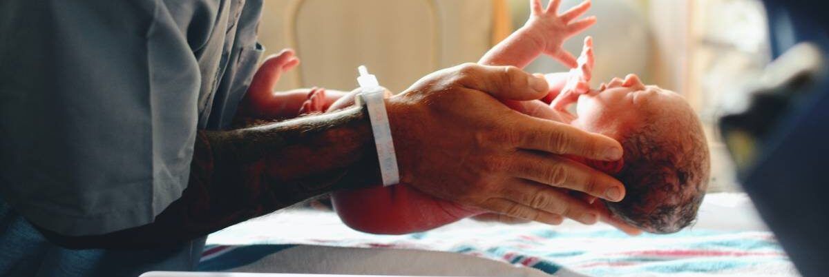 Neonato trovato in un cassonetto nel Torinese, salvo