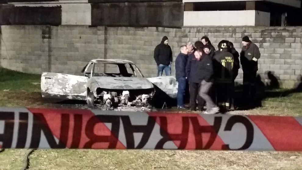 Carbonizzato nella sua auto, si segue la pista dell'omicidio