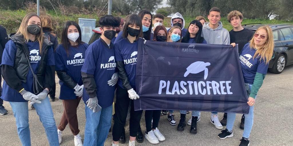 Rifiuti, Anas e “Plastic Free” puliscono la statale 18 nel Vibonese