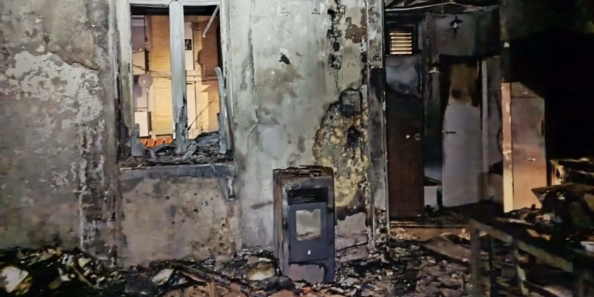 Incendio devastante a Reggio Calabria: stabile evacuato, famiglia con tre bambini salva