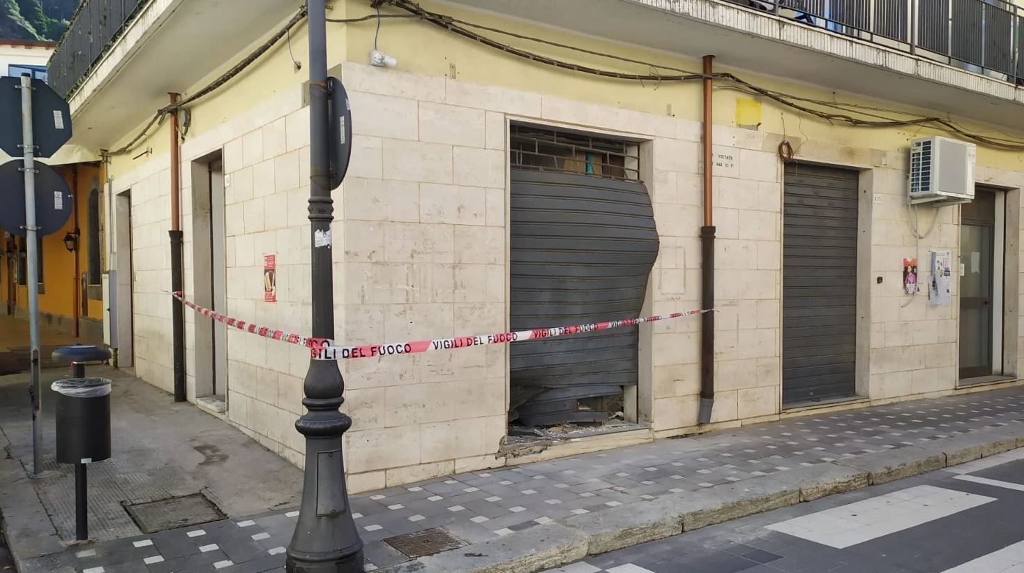 Paura a Bagnara, bomba esplode in pieno centro