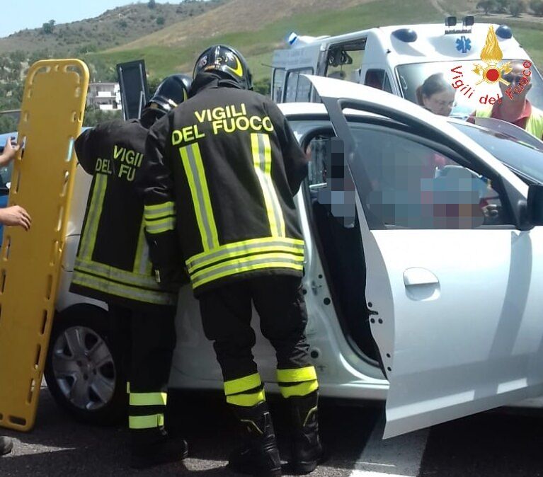 Incidente sulla 106 a Catanzaro, due feriti