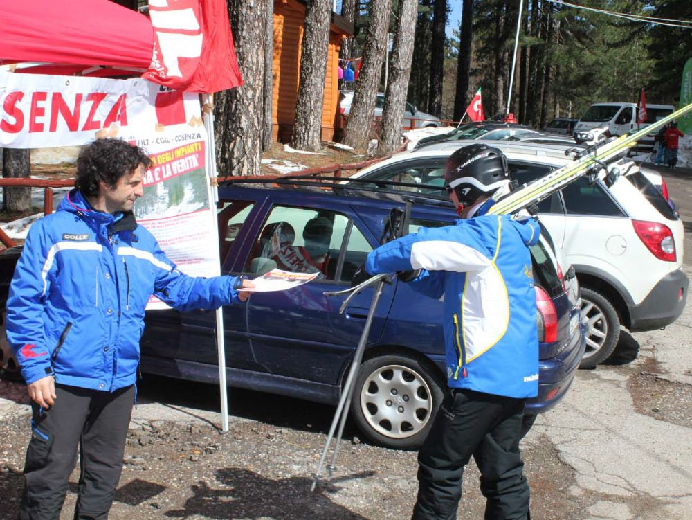 Camigliatello, la protesta davanti agli impianti di risalita