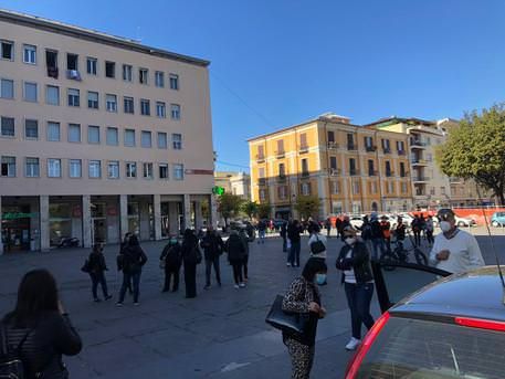 Cosenza, sit-in delle mamme chiedono a Occhiuto di chiudere le scuole